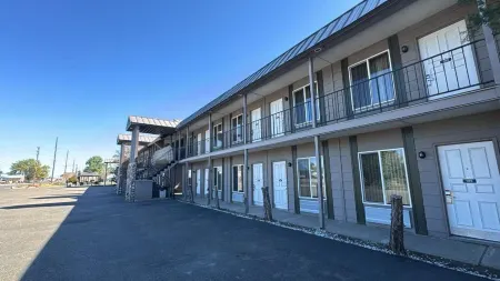 Sundowner Inn by Capital O Forsyth I 94 Отели в г. Форсайт