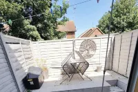 Apt - Sleeps 4 5 - Garden - Parking Hotels near Dane Park