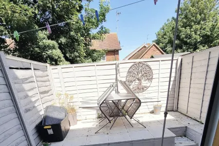 Apt - Sleeps 4 5 - Garden - Parking Отели рядом с достопримечательностью «Shell Grotto»