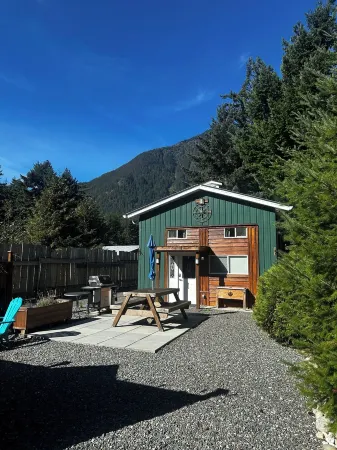 Private and cozy cabin with mountain views! Minutes away from historic Hope BC.