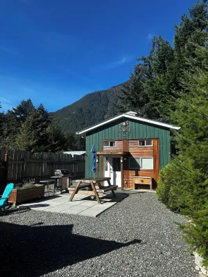 Private and cozy cabin with mountain views! Minutes away from historic Hope BC.