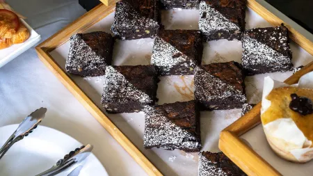 Holiday Inn & Suites Port Moresby Отели рядом с достопримечательностью «Университет Папуа-Новая Гвинея»