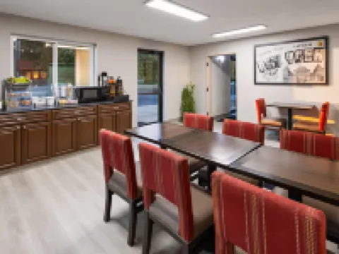 Super 8 by Wyndham Latham/Albany Airport コロニーのホテル