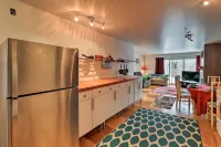 Walk to Town & Coast: Anchorage Condo w/ Fireplace - View biển