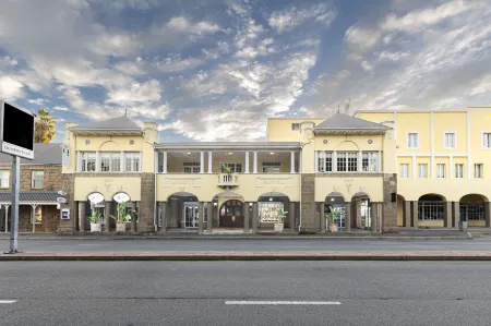 Queens Hotel by Bon Hotels Отели в г. Оудсхорн