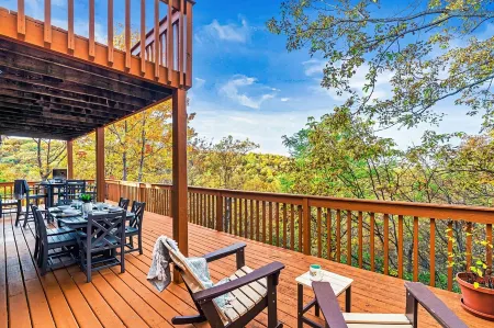 Amazing Views from 3 Decks! Hot Tub - Pool Table - Games - Grill - Gazebo - Wifi