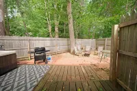 Community Pool and Modern Amenities - Cozy Family Retreat Hotel a 