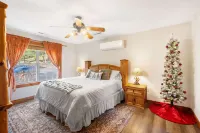 The Lodge on the Creek Branson West Cabin w/ Beautiful Views