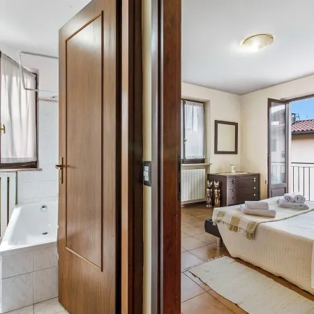 Sunrise in Baveno: Apartment for 4 with Balcony - Happy Rentals