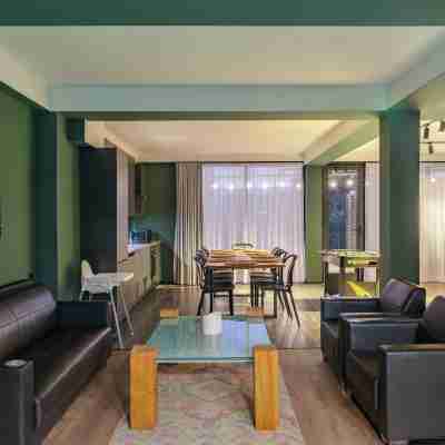 Niabi 4BDR Apartments with billiards Rooms