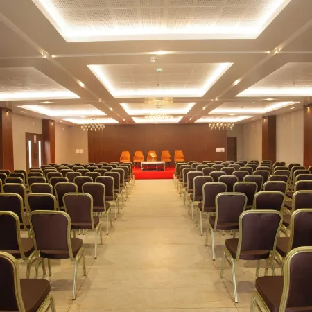 Le Crown Hotel