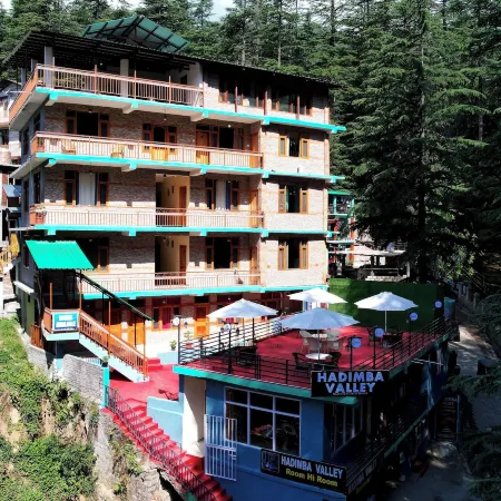 ShriGo Hotel Hadimba Valley Отели рядом с достопримечательностью «Храм Хидимба-Деви»