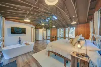Bonners Ferry Cabin w/ Wraparound Deck & Views! - Parkering