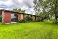On Scenic 60-Acre Farm: Carmine Cottage w/ Porch - Homestays
