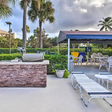 Jupiter Bay Condo w/ Pool < Half Mile to Beach!