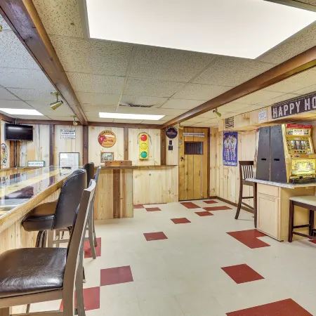 5 Mi to The Wilds: Spacious Family Hub, Game Room!