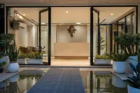 The Lodgers Luxury Hotel Near Golf Course Road Gurgaon - balcón
