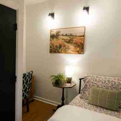 Charming 3-bedroom cottage with WiFi and AC in delightful downtown Guthrie Rooms