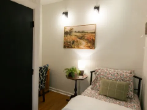 Charming 3-bedroom cottage with WiFi and AC in delightful downtown Guthrie Hoteles en Guthrie