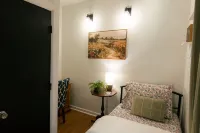 Charming 3-bedroom cottage with WiFi and AC in delightful downtown Guthrie Hotel di Guthrie