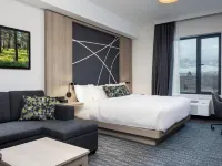 La Quinta Inn & Suites By Wyndham Kelowna Bc Hotels near Kelowna International Airport
