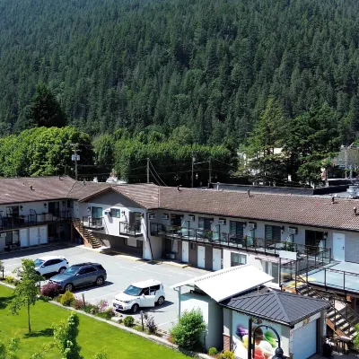 Harrison Grand Motel Hotels near Harrison Hot Springs