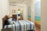 Trade Winds Restaurant & Guesthouse - balcony
