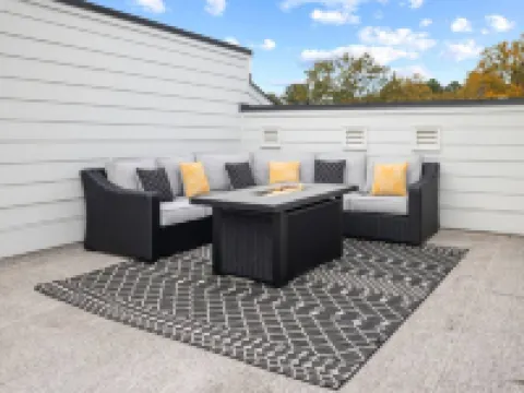 NEW Luxury Condo Rooftop Terrace EV Charger Hotels in Wake Forest