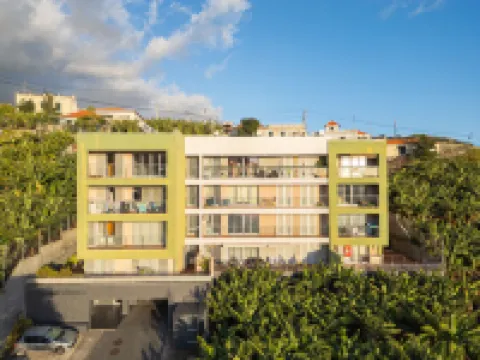 카르모에 정박된 숙소, 호미 제공