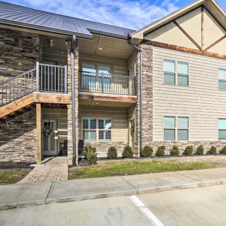 Chic Townsend Condo w/ Saltwater Pool!