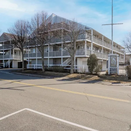 All is Wells Incredible Location! Walk to Beach