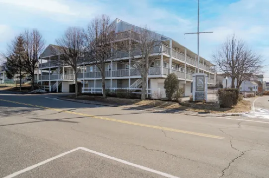 All is Wells Incredible Location! Walk to Beach