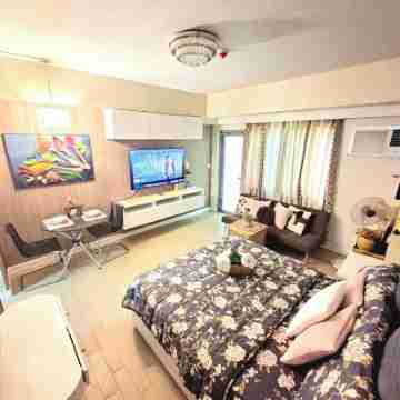 Manhattan plaza tower 1 araneta center cubao with Balcony, karaoke, netflix Rooms