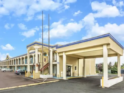 Days Inn by Wyndham Ashland Hotels near The Highlands Museum & Discovery Center