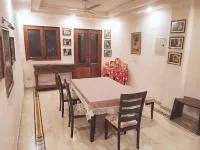 2 Bed Apartment Sleeps 4 with Parking New Delhi -  Ferienwohnungen