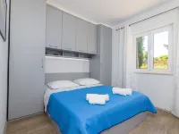 Apartments Jakov Hotels in Мирця