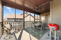 Honey Bee Inn w - Communal Amenities & More! - Parkplatz