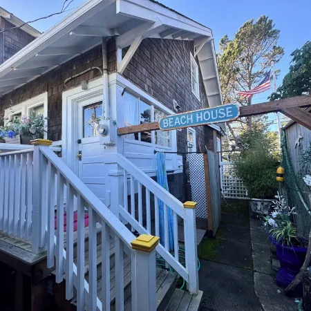 Beachy Chic Seaside Retreat-gas fireplace & firepit, steps to beach, prom & town