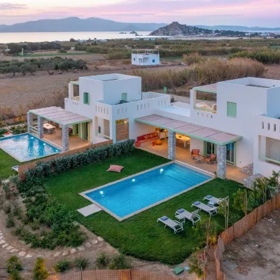 Plioni Villas & Suites Отели рядом с достопримечательностью «Пляж Пиргаки»