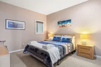 Cozy dog- friendly condo that sleeps 6 -with pools and VIEWS, minutes to slopes