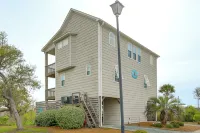 Walk to Surf City Beach: Ocean-View Home w/ Decks! - ビーチサイド