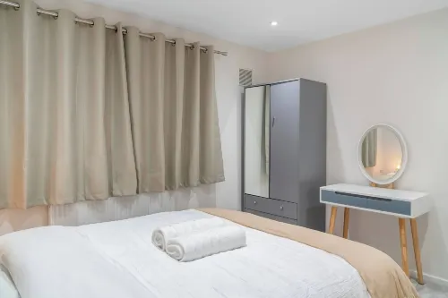Stylsih 3BR House - Sleeps 5 - Near City Centre - Free Parking