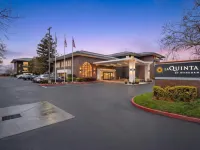 La Quinta Inn & Suites by Wyndham Oakland - Hayward Hotels in Hayward
