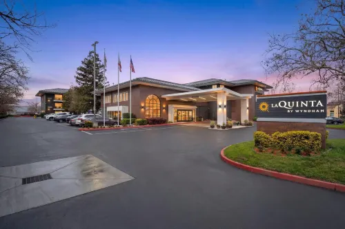 La Quinta Inn & Suites by Wyndham Oakland - Hayward - breakfast