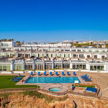 Dog-Friendly Suite with Kitchenette, Heated Outdoor Pool, Hot Tub, Terrace, AC