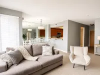 Stylish Friars Rd Retreat w Resort Pool & Elevator - Holiday Apartments