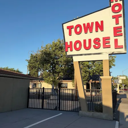Townhouse Motel