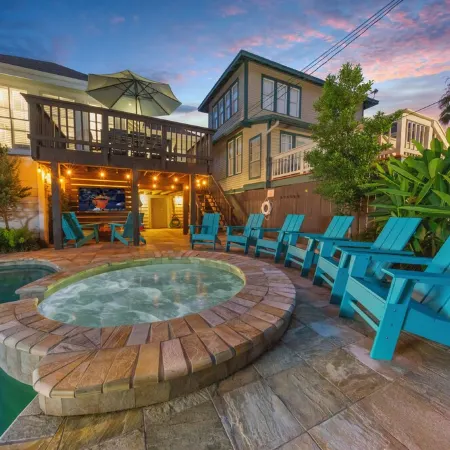 Walk to Pleasure Pier; heated pool & hot tub