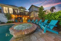 Walk to Pleasure Pier; heated pool & hot tub - Jacuzzi