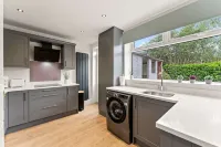 Modern Northwich 3 Bed Sleeps 6 With Free Parking - Wi-Fi